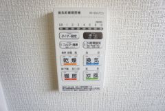 浴室暖房乾燥機には、暖房、乾燥、涼風、換気の4つの機能が付いています。タイマー付きです。換気・雨の日の洗濯も安心です＾＾