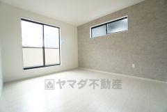 7.3帖。 主寝室としてお使いいただけそうなこちらのお部屋は、日当たりが良く、爽やかな風を感じて起きる朝は、快適生活の始まりに。