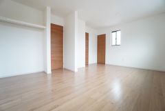 2ドア1ルーム、クローゼットも2ヶ所ついています＾＾お子様の成長に合わせてお部屋を仕切ることができます＾＾