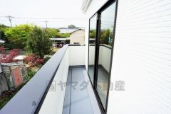 同仕様写真。南側に面したバルコニーは日当たり良好です。お洗濯物も気持ちよく干せそうです。
