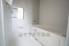 1日の疲れを癒すくつろぎのバスルーム。足を伸ばしてもゆったりと入れるサイズです。お子様と一緒にお風呂に入っても狭くないですね＾＾