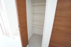 キッチン横に広々としたパントリー付き＾＾洗面室にも近く、食料品だけでなく日用品などの収納にも＾＾