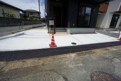 駐車スペースはゆとりある2台分を確保。マイカー用に、お客さま用に、余裕を持ってご利用いただけます。