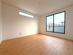 主寝室としてお使いいただけそうなこちらのお部屋は、日当たりが良く、爽やかな風を感じて起きる朝は、快適生活の始まりに。