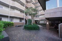 マンション内の共用部にベンチ付き。業者との短時間の打ち合わせ、住人同士の交流の場としても活用できます。