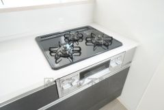 3種類の料理が同時に調理できる、3口ガスコンロ。忙しい夕食の支度時間が短縮できて効率よくお料理が楽しめます＾＾