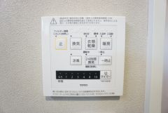 浴室暖房乾燥機には、暖房、乾燥、涼風、換気の4つの機能が付いています。タイマー付きです。換気・雨の日の洗濯も安心です＾＾