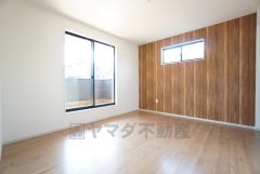 7帖洋室。 主寝室としてお使いいただけそうなこちらのお部屋は、日当たりが良く、爽やかな風を感じて起きる朝は、快適生活の始まりに。