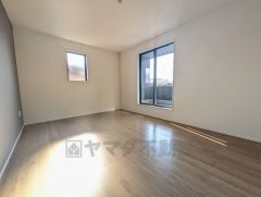 主寝室としてお使いいただけそうなこちらのお部屋は、日当たりが良く、爽やかな風を感じて起きる朝は、快適生活の始まりに。