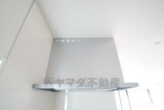 コンロ上には換気扇完備＾＾すぐ横に小窓が設けられているので、換気扇と合わせてWで換気できます＾＾