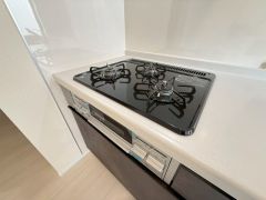 3種類の料理が同時に調理できる、3口ガスコンロ。忙しい夕食の支度時間が短縮できて効率よくお料理が楽しめます。