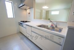 対面式キッチンなのでリビングにいるご家族とコミュニケーションを取りながら洗い物や、お料理が楽しめそうですね＾＾