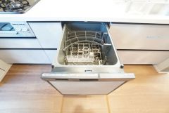 食事の後の手間を解消する食器洗い乾燥機付。冬場の洗い物で手荒れの悩みもなくなります。手洗いよりも節約できて便利。