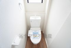 1階2階の2ヶ所にトイレがありますので、忙しい朝にも家族に気を使わず、ゆとりが生まれますね＾＾ 小窓付きで換気する時に便利です＾＾