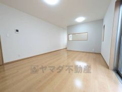 窓から光が差し込む明るいダイニングです＾＾