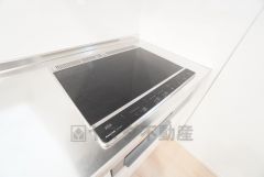 お手入れのしやすいIHクッキングヒーターです。3口コンロなので、効率よくお料理が楽しめます。毎日のお料理も楽しくなりますね＾＾ 