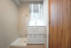 三面鏡裏収納付き洗面化粧台です＾＾ 歯磨きセットやスキンケア用品などの収納に便利ですね。 生活感も隠すことができ、来客時にも安心です。