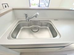 大きなお鍋も楽々洗える幅の広いシンクです＾＾ステンレスシンクなので簡単にお掃除できますよ。洗剤やスポンジもすっきりできる収納付き。