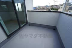 広々としたバルコニー。 天気のいい日にはお布団もまとめて干せそうですね＾＾