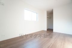 7.25帖。 主寝室としてお使いいただけそうなこちらのお部屋は、日当たりが良く、爽やかな風を感じて起きる朝は、快適生活の始まりに。 