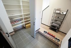 玄関はシューズクローク付です。普段靴はもちろんゴルフ道具やお子様の遊び道具もたっぷり収納できます。