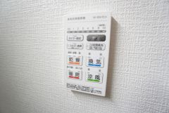 浴室暖房乾燥機には、暖房、乾燥、涼風、換気の4つの機能が付いています。タイマー付きです。換気・雨の日の洗濯も安心です＾＾