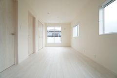 主寝室としてお使いいただけそうなこちらのお部屋は、日当たりが良く、爽やかな風を感じて起きる朝は、快適生活の始まりに。