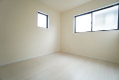 角部屋ならではの2面採光。陽のあたる時間が長く、冬でもあたたかいです。日当たりがよく、子供部屋としての利用もおすすめ。