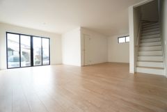 大きな掃き出し窓のあるリビングは、陽光あふれる明るい空間です。ゆったりと寛げる憩いの場となりそうです。