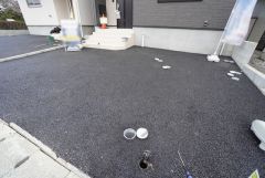 カースペースは並列2台分（車種による）。マイカー用に、お客さま用に、余裕を持ってご利用いただけます。