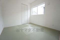 4.5帖。リビング隣には、ホッとできる和室を用意。客間としてはもちろん、お子様のお昼寝スペースや書斎としても活躍してくれそうです＾＾
