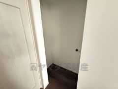 キッチン横にはパントリー付き。長期保存ができるもの、調理器具、防災グッズを入れておくのもいいですね。