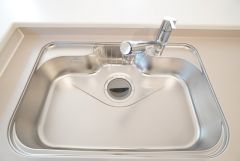 大きなお鍋も楽々洗える幅の広いシンクです＾＾ステンレスシンクなので簡単にお掃除できますよ。洗剤やスポンジもすっきりできる収納付き。