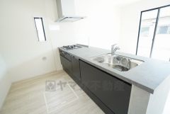 対面式キッチンなのでリビングにいるご家族とコミュニケーションを取りながら洗い物や、お料理が楽しめそうですね＾＾