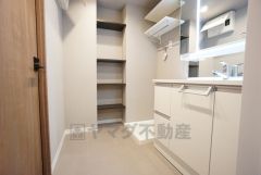 洗面脱衣室には収納棚付きです。