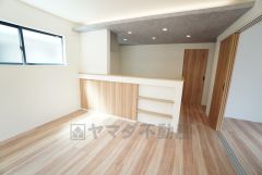 窓から光が差し込む明るいダイニングです＾＾