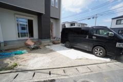 駐車スペースはゆとりある2台分を確保。マイカー用に、お客さま用に、余裕を持ってご利用いただけます。