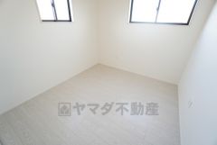 2面採光を確保した明るい室内は、風通しも良く、大変居心地の良い空間となっております。日当たりがよく、子供部屋としての利用もおすすめ。