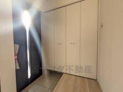 採光も考えられた明るい玄関です。たっぷり収納できるシューズボックス付きなので、家族全員の靴がきれいに整頓できます。