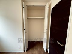 洋室にはハンガーパイプ付きのクローゼットが設けられています。たっぷり収納できるので衣替えの心配もいりませんね＾＾