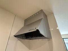 コンロ上には換気扇完備＾＾すぐ横に小窓が設けられているので、換気扇と合わせてWで換気できます＾＾