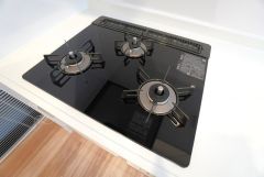 3種類の料理が同時に調理できる、3口ガスコンロ。忙しい夕食の支度時間が短縮できて効率よくお料理が楽しめます。