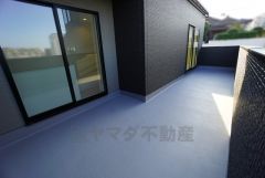 部屋を経由せずに出入りできるバルコニー。
