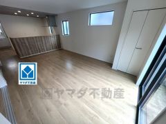 大きな掃き出し窓のあるリビングは、陽光あふれる明るい空間です。ゆったりと寛げる憩いの場となりそうです。