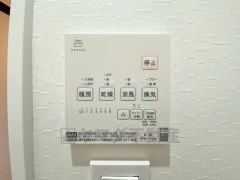 浴室暖房乾燥機には、暖房、乾燥、涼風、換気の4つの機能が付いています。タイマー付きです。換気・雨の日の洗濯も安心です＾＾