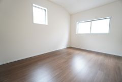 2面採光を確保した明るい室内は、風通しも良く、大変居心地の良い空間となっております。日当たりがよく、子供部屋としての利用もおすすめ。
