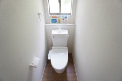 温水洗浄機付トイレです。節水機能もあるので、安心して使えますね。もちろん、1階2階の2ヶ所にトイレがあるので、忙しい朝にもゆとりができますね。