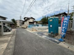 前面道路は北西側約4ｍの公道に面しています。