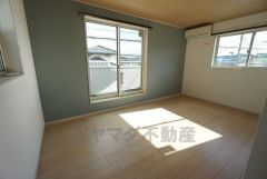 バルコニーに面した約8帖の洋室です。大きな窓から陽が差し込む明るいお部屋です