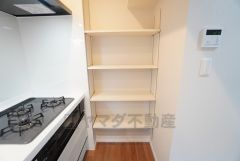 キッチン横には可動棚タイプのパントリーが設けられています。 長期保存ができるもの、調理器具、防災グッズを入れておくのもいいですね＾＾ 